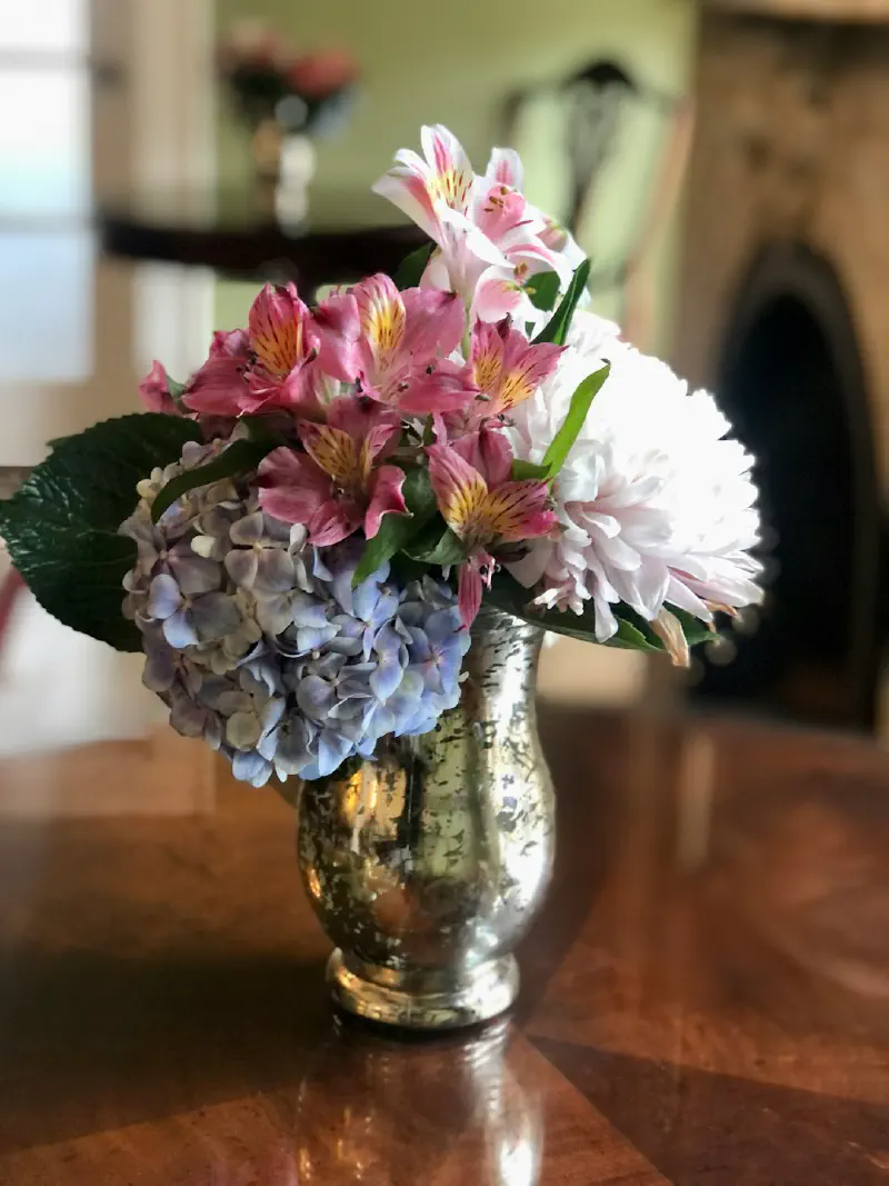 Bí quyết chọn bình hoa đẹp cho mọi không gian: Nâng tầm nghệ thuật cắm hoa của bạn!