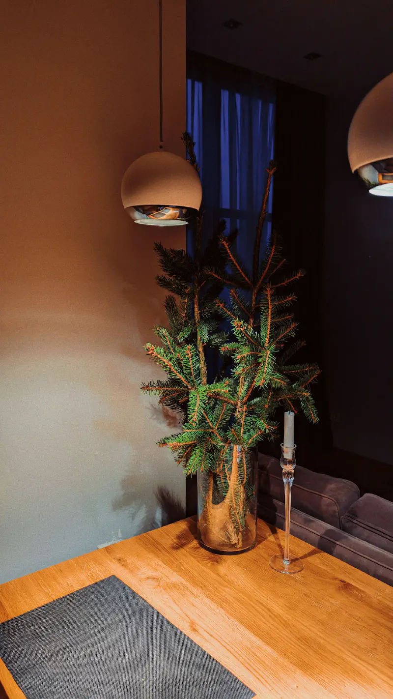 Dây lá cedar giả trang trí hiên nhà