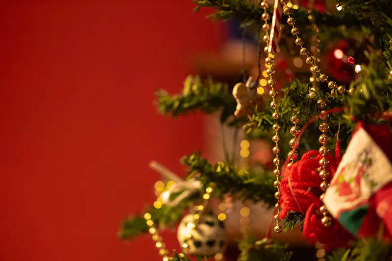 Garland Giáng Sinh quấn quanh tay vịn cầu thang