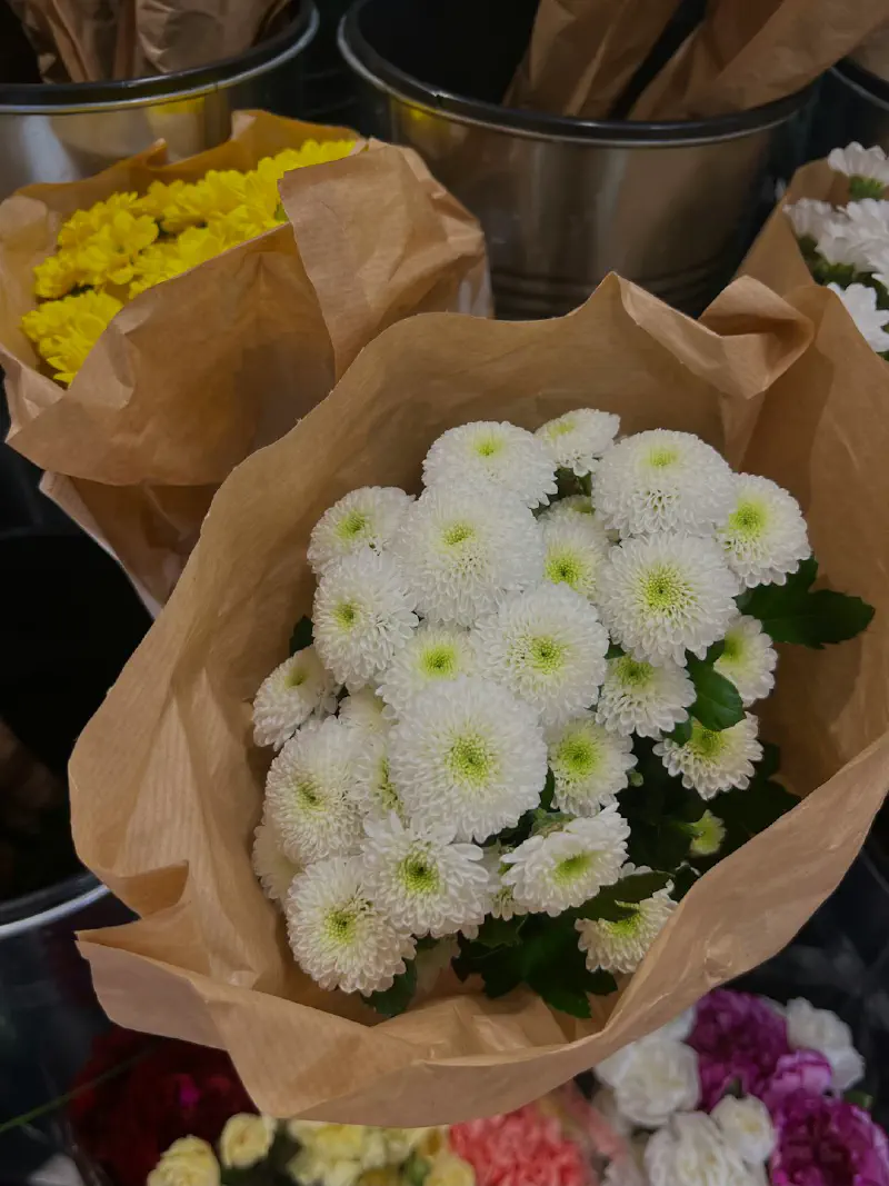 Sắp xếp và tạo kiểu cho hoa giả