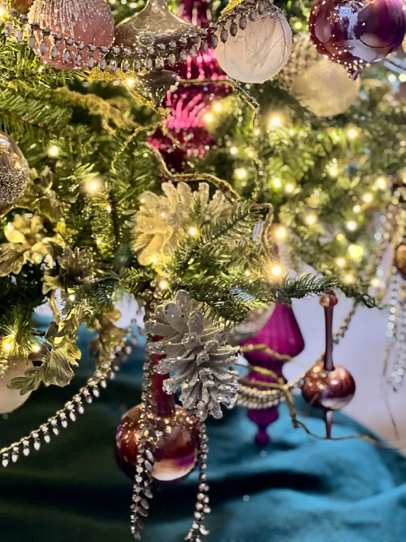 Vòng hoa Giáng sinh trên bàn ăn