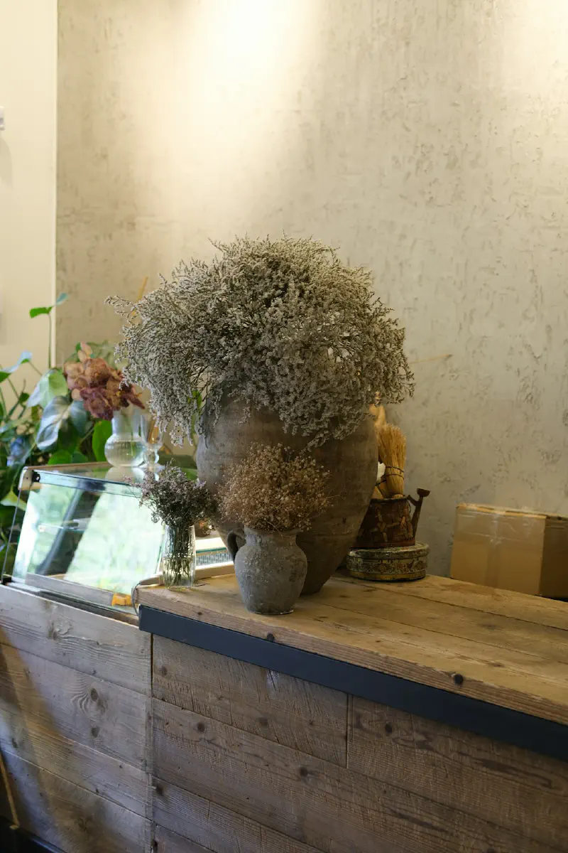 Sáng Tạo Với Lọ Hoa Lớn: Mẹo Trang Trí Từ Phòng Khách Đến Phòng Ngủ