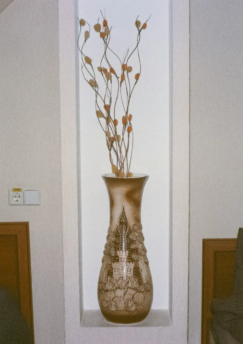 Hoa Craspedia Billy Buttons trong bình gỗ